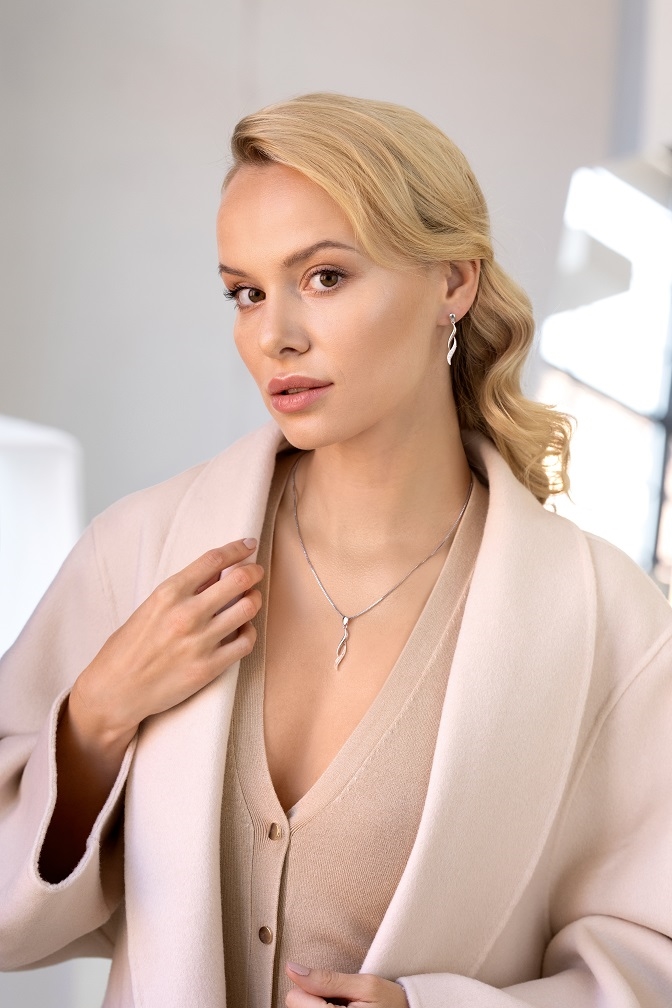Strieborné náušnice visiace s krištáľmi Swarovski biele vlnky 31162.1