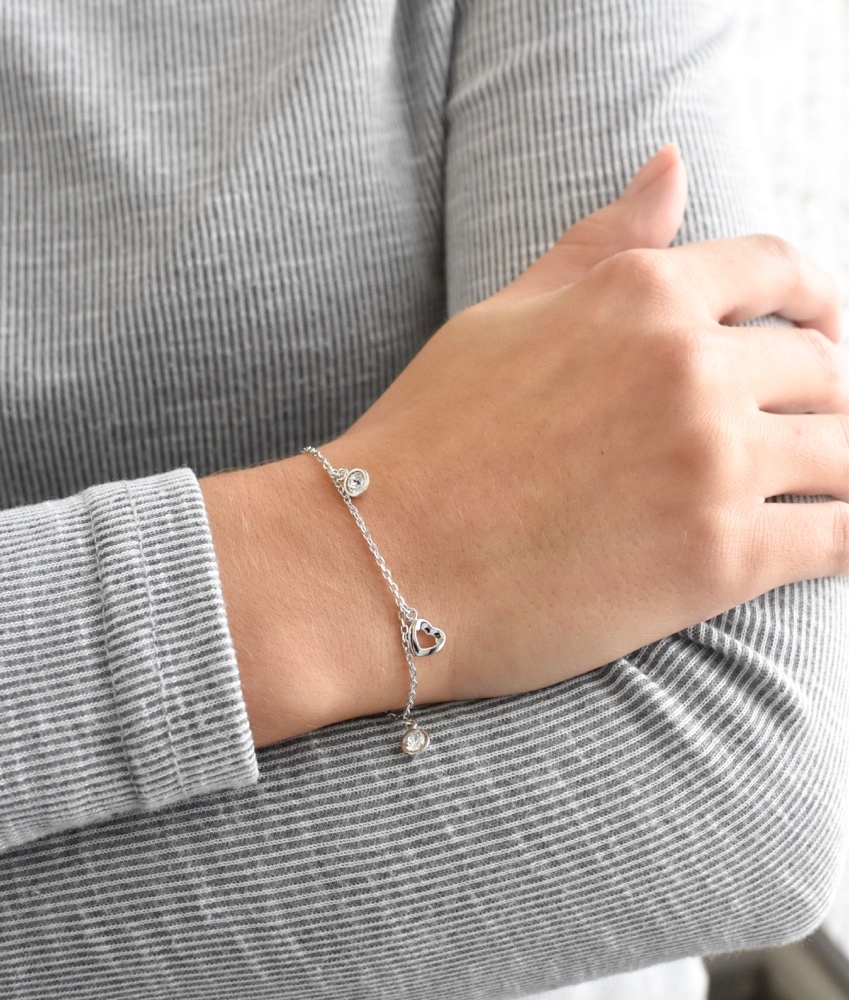 Strieborný náramok so Swarovski krištáľmi biele srdce 33110.1