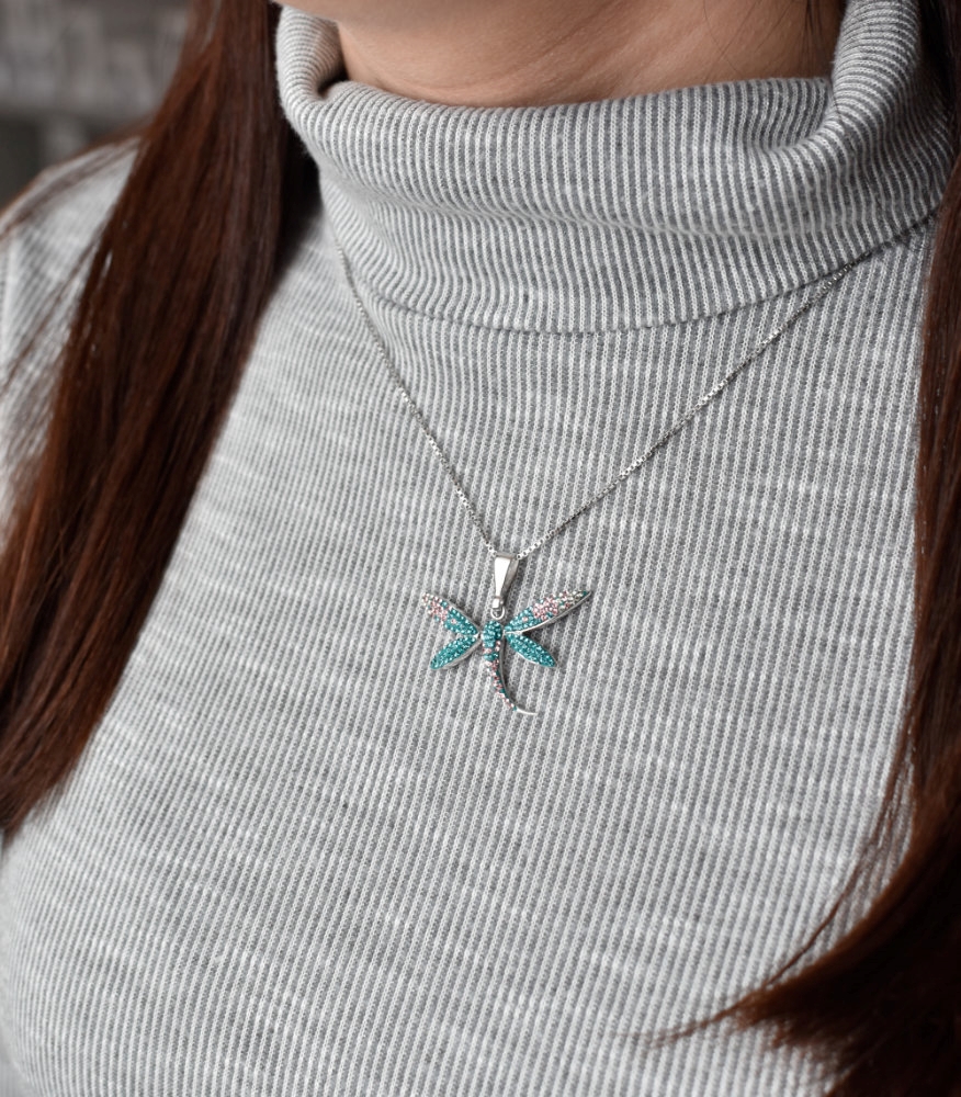 Strieborný prívesok s krištáľmi Swarovski modro-zelená vážka 34164.3
