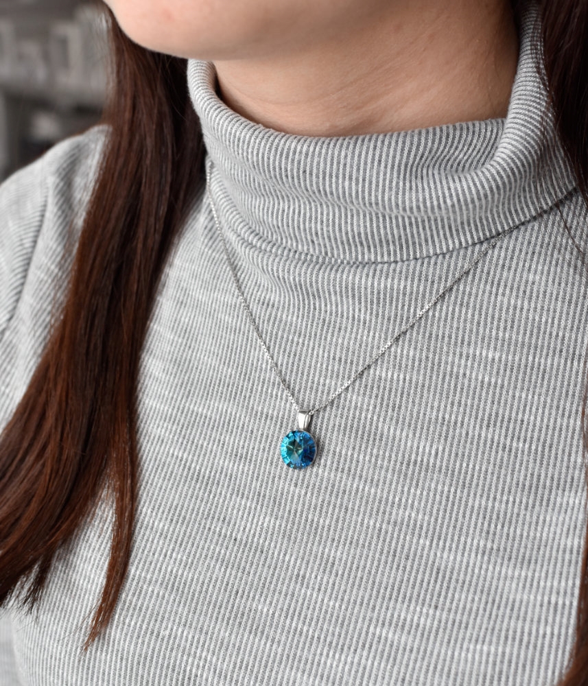 Strieborný prívesok s krištáľmi Swarovski modrý okrúhly-rivoli 34112.5 bermuda blue