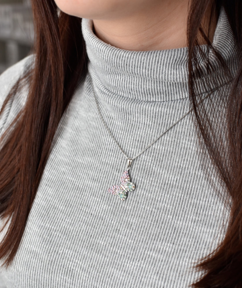 Strieborný prívesok s krištáľmi Swarovski mix farieb motýľ 34192.3 sakura
