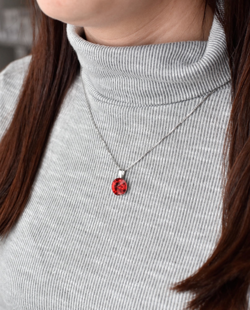 Strieborný prívesok s krištáľmi Swarovski červený okrúhly-rivoli 34112.3
