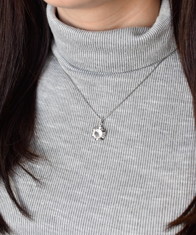 Strieborný prívesok s krištálom Swarovski biela kytička 34230.1