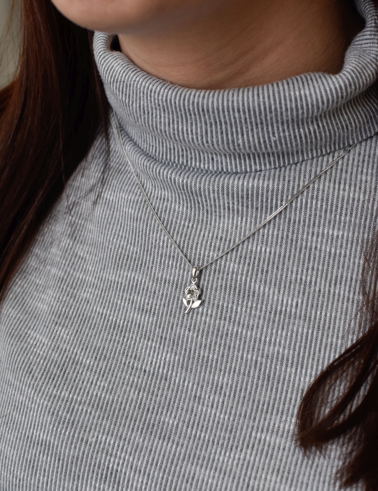 Sada šperkov s krištálmi Swarovski náušnice,retiazka a prívesok biela kytička 39172.1