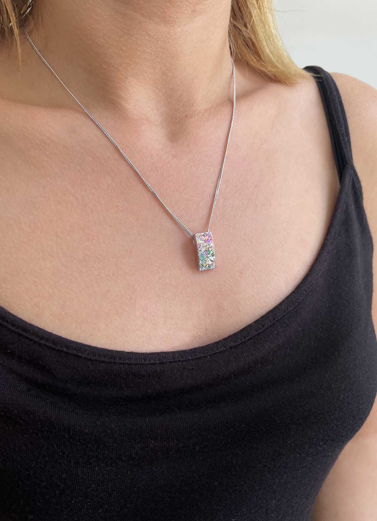 Strieborný náhrdelník so Swarovski kryštálmi ružovo-zelený obdĺžnik 32074.3 sakura