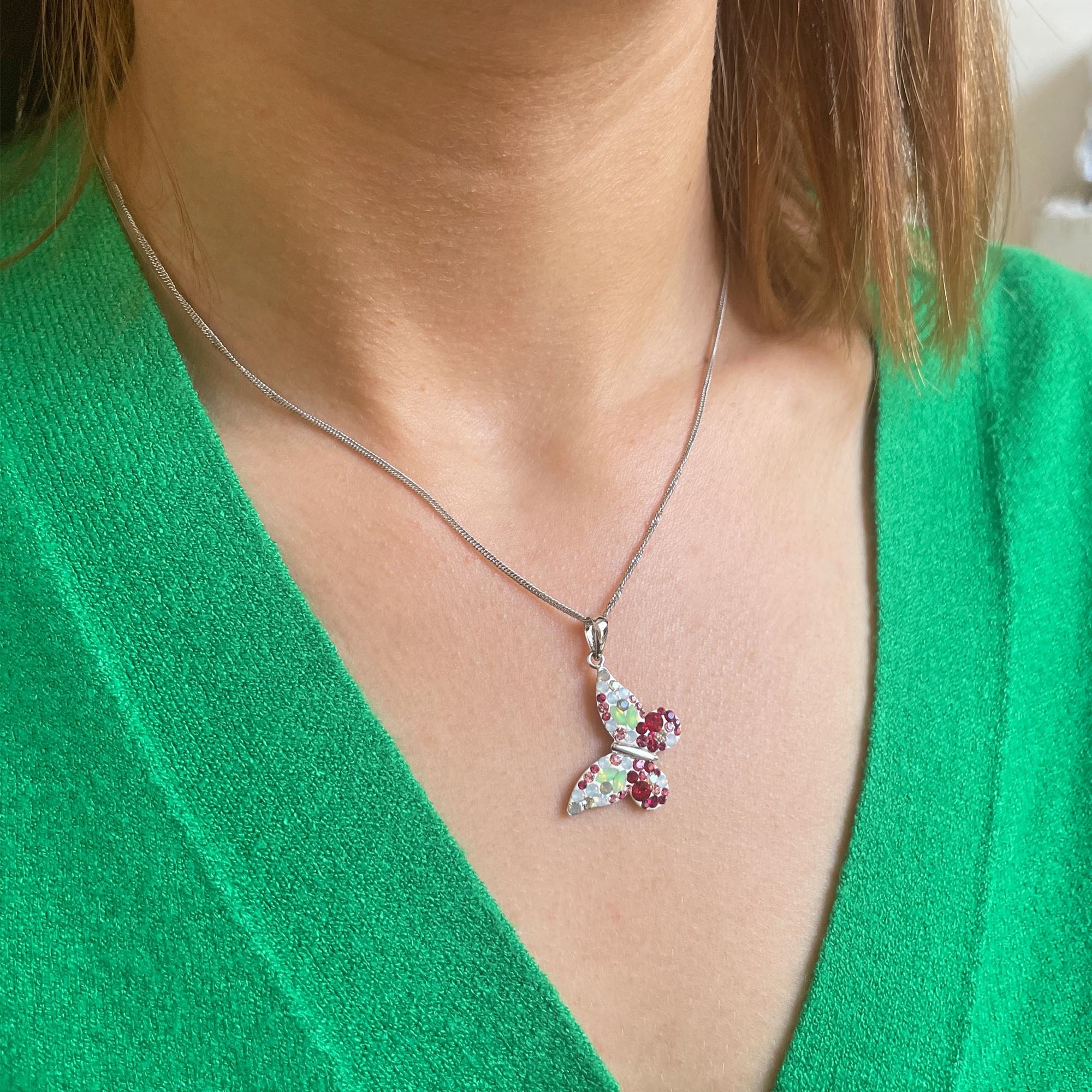 Strieborný prívesok s kryštálmi Swarovski červený motýľ 34192.3 sweet love